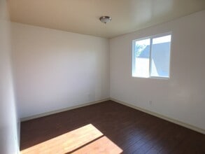 1227 W 37th Dr in Los Angeles, CA - Foto de edificio - Building Photo
