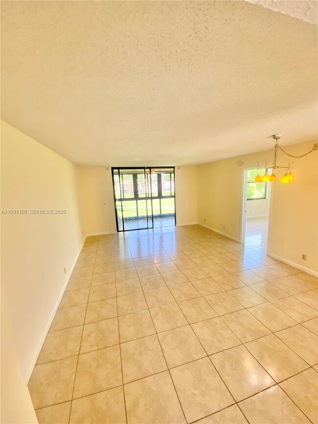 7331 NW 18th St in Margate, FL - Foto de edificio - Building Photo