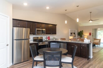 Redwood Hickory in Hickory, NC - Foto de edificio - Interior Photo