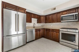 6-04 Cross Meadows, Unit 1X in Fair Lawn, NJ - Building Photo - Building Photo