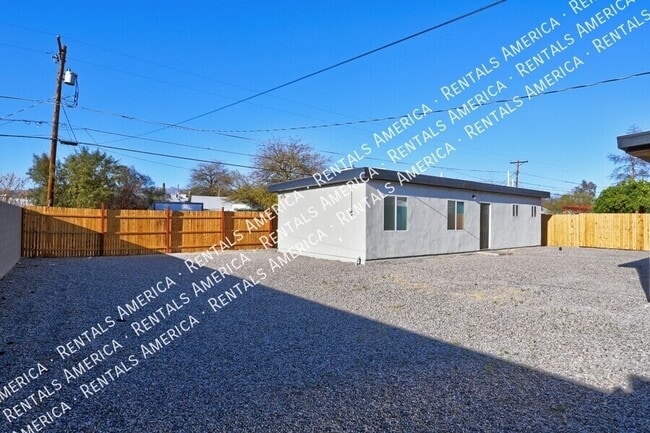 4733 E 18th St in Tucson, AZ - Foto de edificio - Building Photo