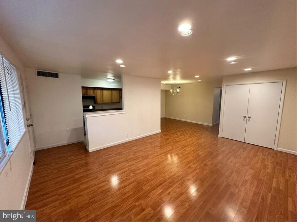 3926 Stone Gate Dr, Unit D in Suitland, MD - Foto de edificio