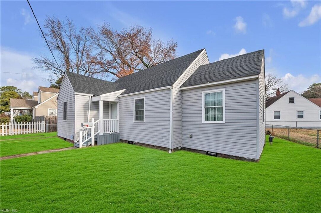 2728 Sewells Point Rd in Norfolk, VA - Building Photo