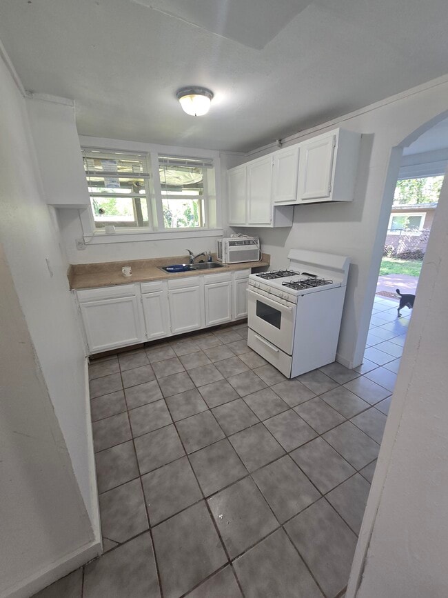 1014 Moreland Ave SE, Unit downstairs