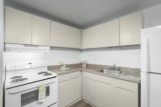 Parkview Court in Yeadon, PA - Building Photo - Interior Photo