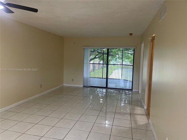 3252 Foxcroft Rd in Miramar, FL - Building Photo - Building Photo