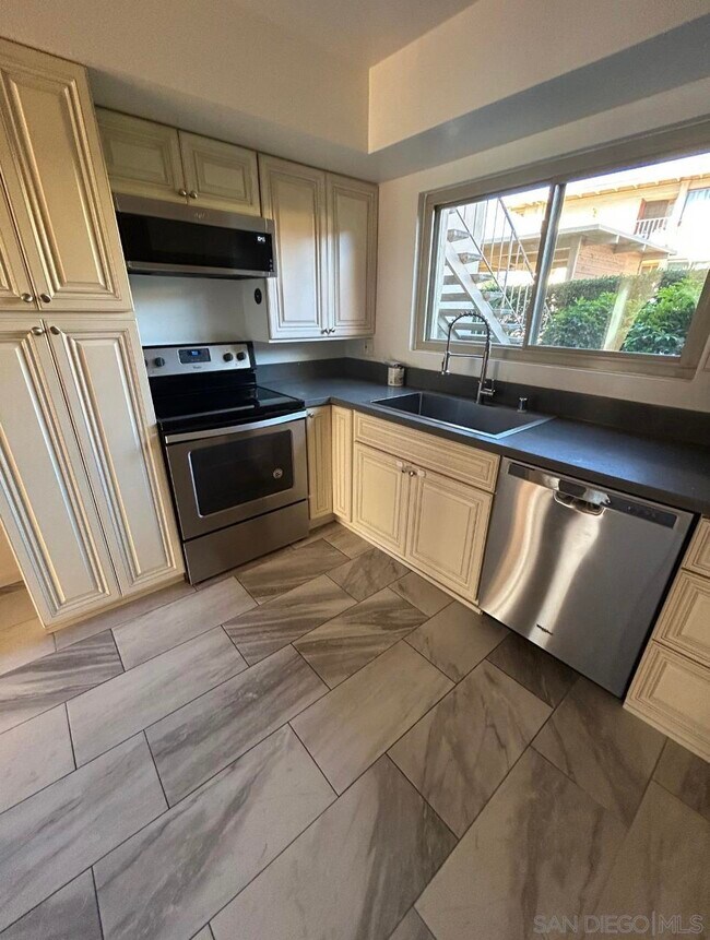 6808 Hyde Park Dr in San Diego, CA - Building Photo - Building Photo