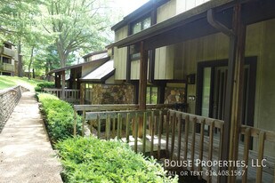 110 Oak Hill Dr in Belleville, IL - Building Photo