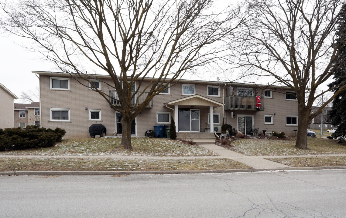 168 Applewood Cres in Guelph, ON - Building Photo