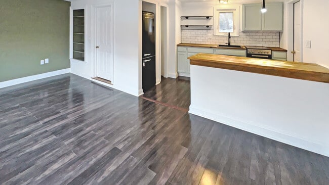 18 Riverside Ave in Westport, CT - Building Photo - Building Photo