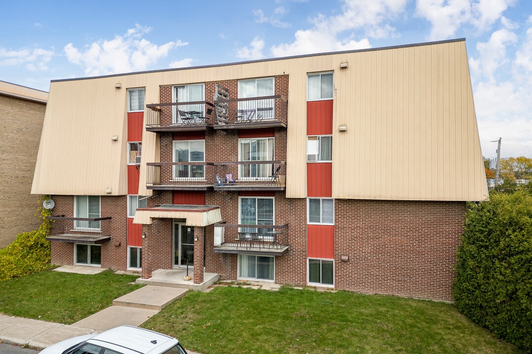 470 Clapin Pl in Laval, QC - Building Photo