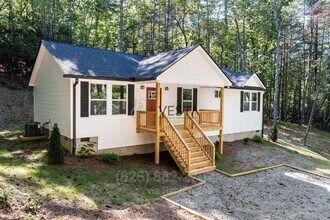 70 Erwin Hill Dr in Hendersonville, NC - Building Photo - Building Photo