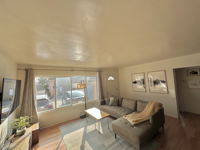 1109 E Fairview Blvd in Inglewood, CA - Foto de edificio - Building Photo