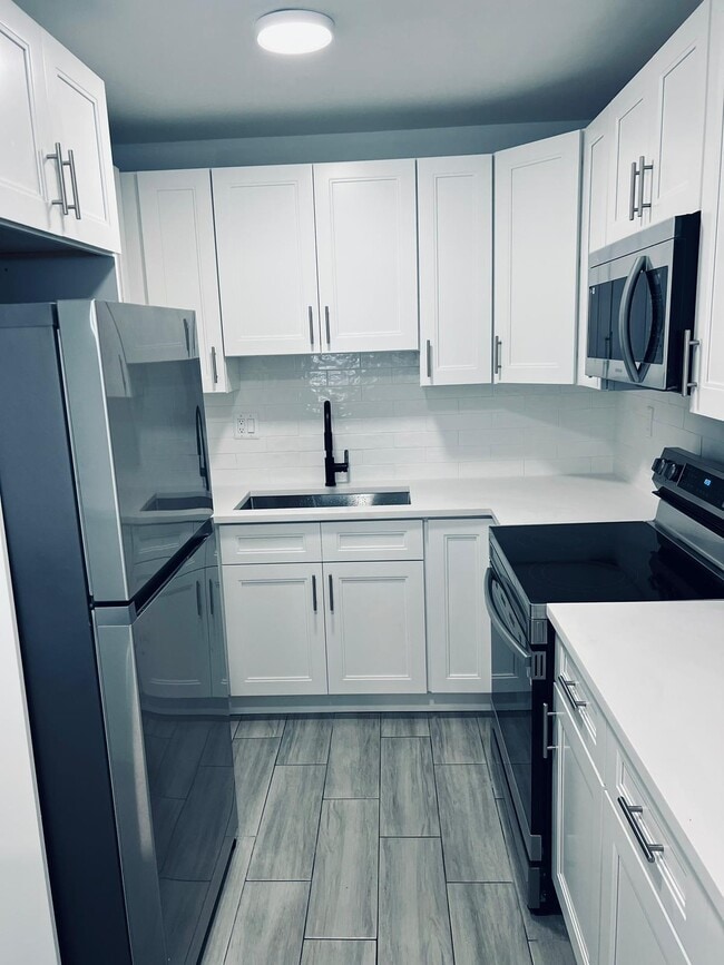 property at 930 N 14th Ct