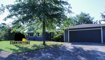 2670 Fijian Way in Medford, OR - Building Photo