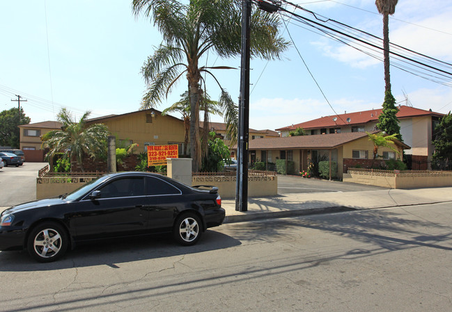 15737-15743 Eucalyptus Ave in Bellflower, CA - Foto de edificio - Building Photo