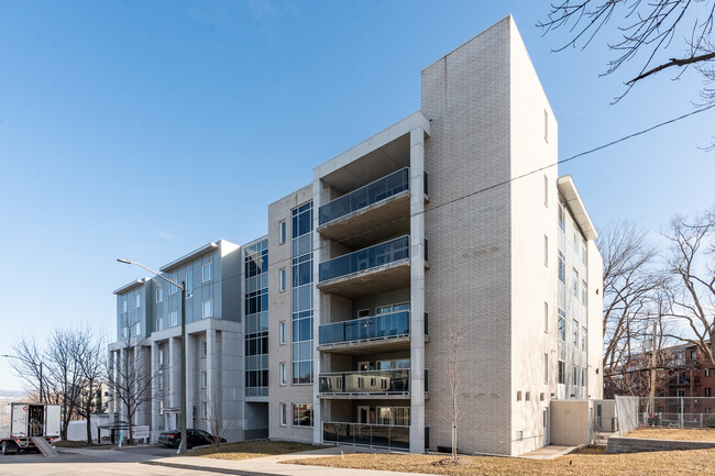 825 Du Chanoine-Scott Av in Québec, QC - Building Photo - Building Photo