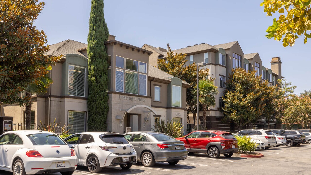 Kelvin Court in Irvine, CA - Foto de edificio