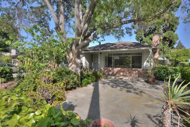 655 Mariposa Avenue Apartments in Mountain View, CA - Foto de edificio - Building Photo