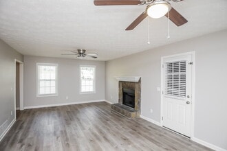 909 N Lassetter Cir in Villa Rica, GA - Building Photo - Building Photo