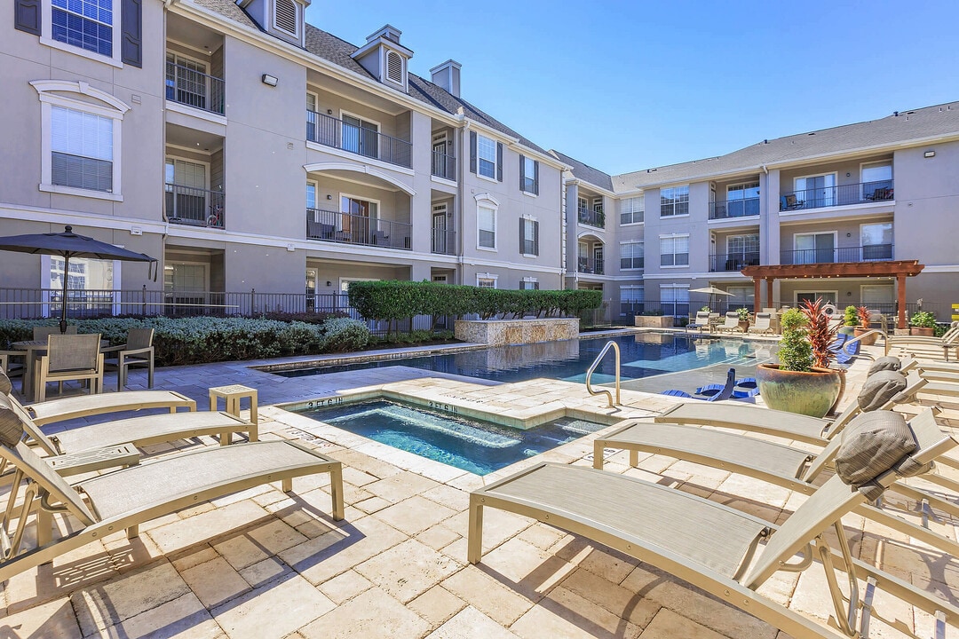 Estates At Bellaire in Houston, TX - Building Photo