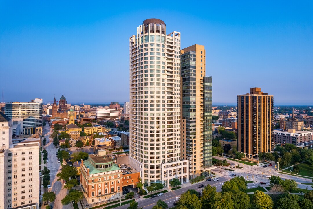 University Club Tower in Milwaukee, WI - Building Photo