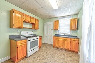 40 Bayside Ave in Oyster Bay, NY - Building Photo - Building Photo