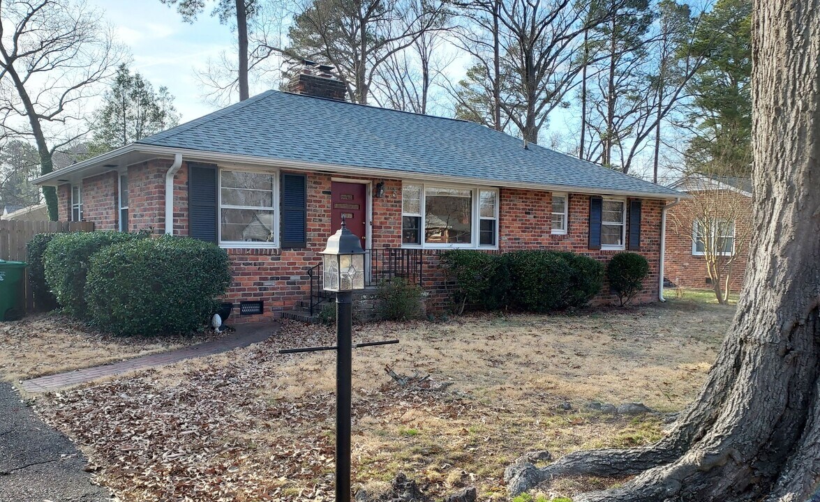 8406 Colebrook Rd in Richmond, VA - Building Photo