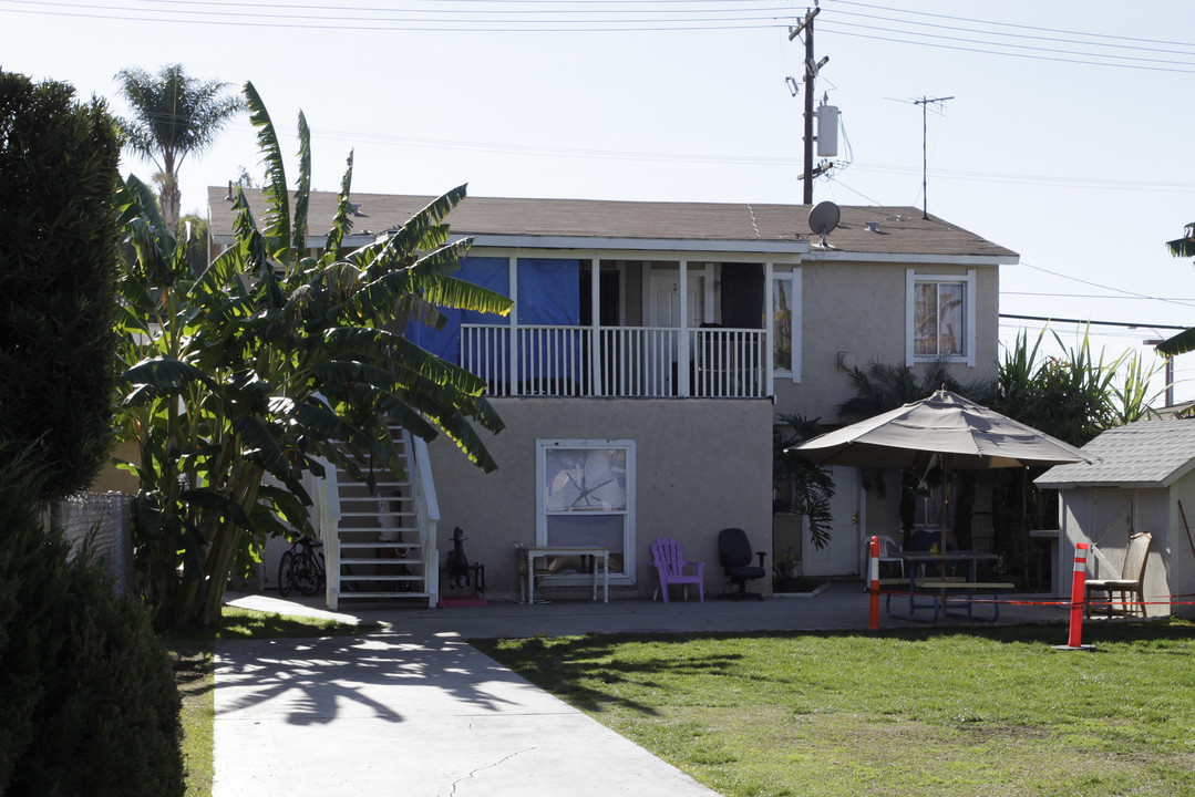 704 E Erna Ave in La Habra, CA - Foto de edificio