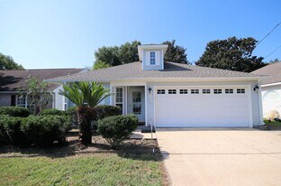 2394 Marina Dr in Fort Walton Beach, FL - Building Photo