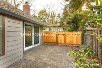 9811 SW 49th Ave in Portland, OR - Building Photo - Building Photo