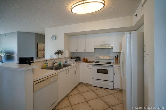 19555 E Country Club Dr-Unit -8502 in Miami, FL - Building Photo - Building Photo