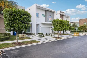 10445 NW 68th Terrace in Doral, FL - Building Photo - Building Photo