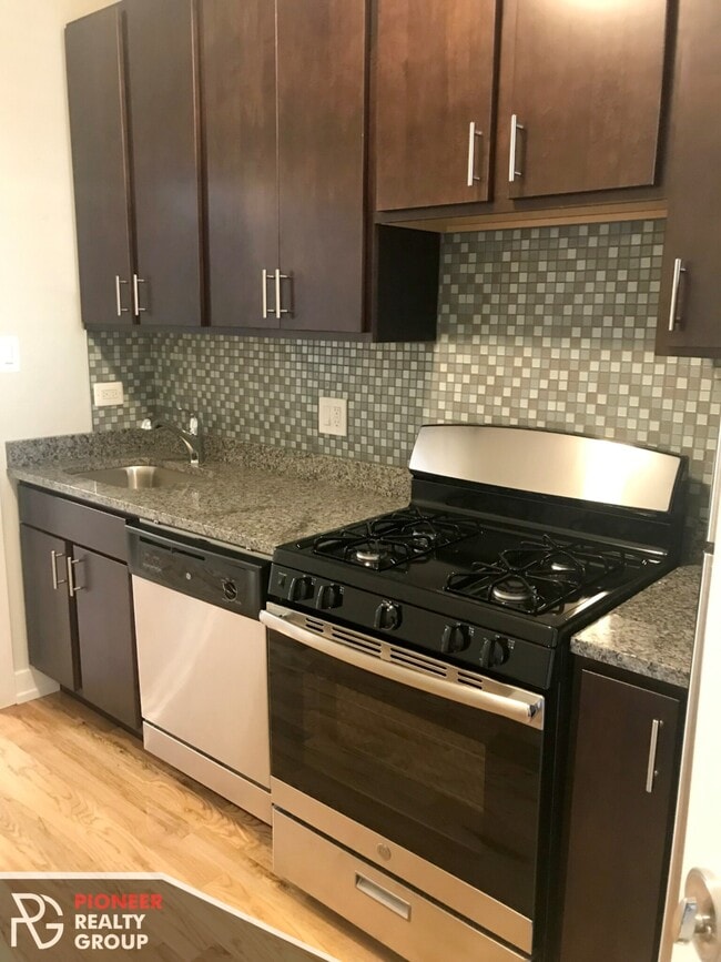 3904 N Janssen Ave, Unit 3 in Chicago, IL - Building Photo - Building Photo