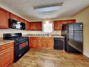 1028 Pepper Cir NW in Acworth, GA - Foto de edificio - Building Photo