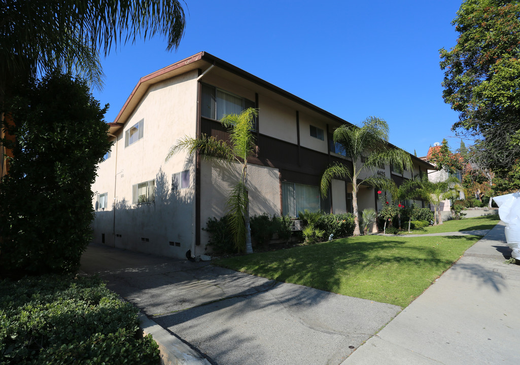 Montrose Manor in Montrose, CA - Foto de edificio