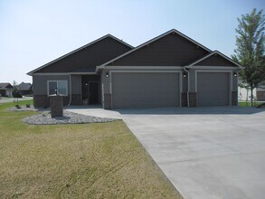 1320 E Chelan Ct in Deer Park, WA - Building Photo - Building Photo