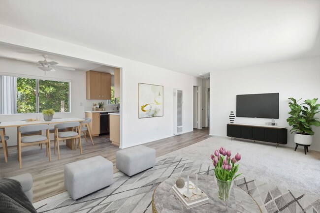 375 Woodland Pl in Costa Mesa, CA - Building Photo - Building Photo