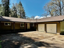 48744 McFarland Rd in Oakridge, OR - Building Photo