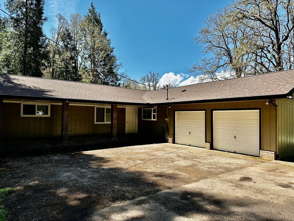48744 McFarland Rd in Oakridge, OR - Building Photo