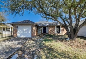 11323 Golden Triangle Cir in Fort Worth, TX - Building Photo