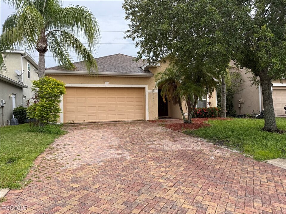 8242 Silver Birch Way in Lehigh Acres, FL - Building Photo
