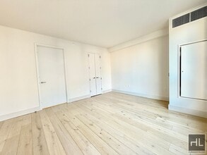 251 E 2nd St in New York, NY - Foto de edificio - Building Photo