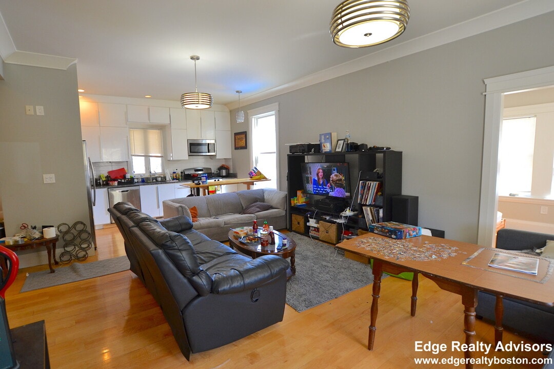 131 Summer St, Unit 1 in Watertown, MA - Building Photo