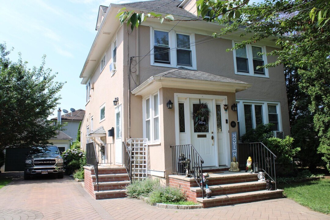 614 5th Ave in New Hyde Park, NY - Building Photo