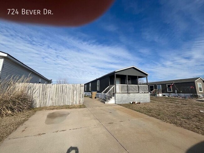 724 W Bever Dr in Towanda, KS - Building Photo - Building Photo