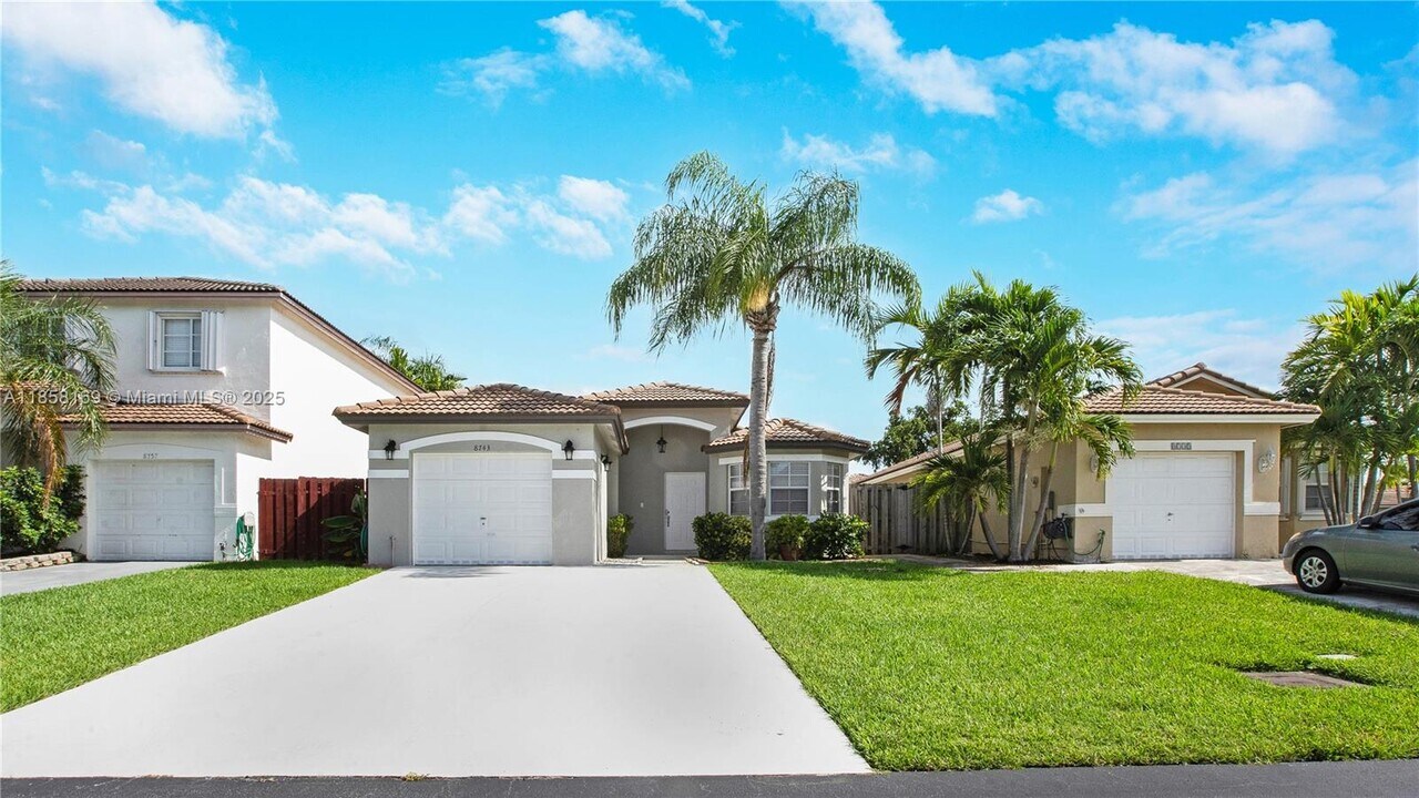 8743 SW 213th Ln in Cutler Bay, FL - Building Photo
