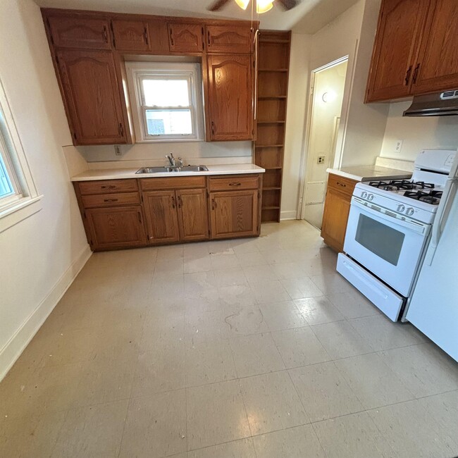 2205 S Pennsylvania Ave in Lansing, MI - Building Photo - Building Photo