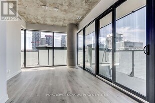 161 Roehampton Ave in Toronto, ON - Building Photo
