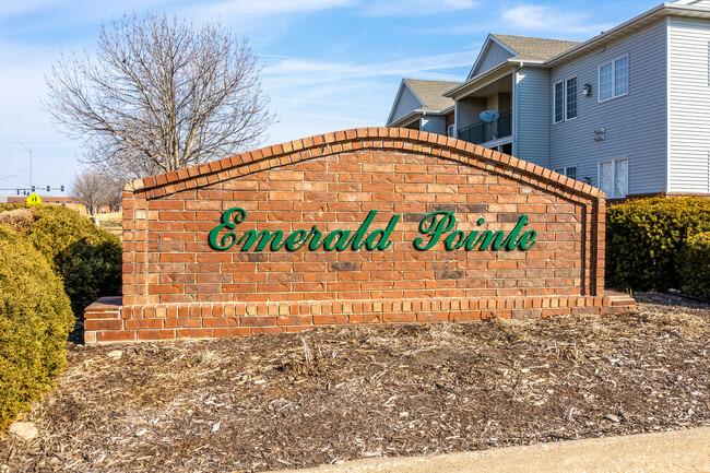 Emerald Pointe Condominiums in Waukee, IA - Foto de edificio - Building Photo